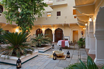 Samode Haveli: Innenhof mit Laternen