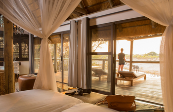 Savute Safari Lodge: Standard Room - Bett mit Blick
