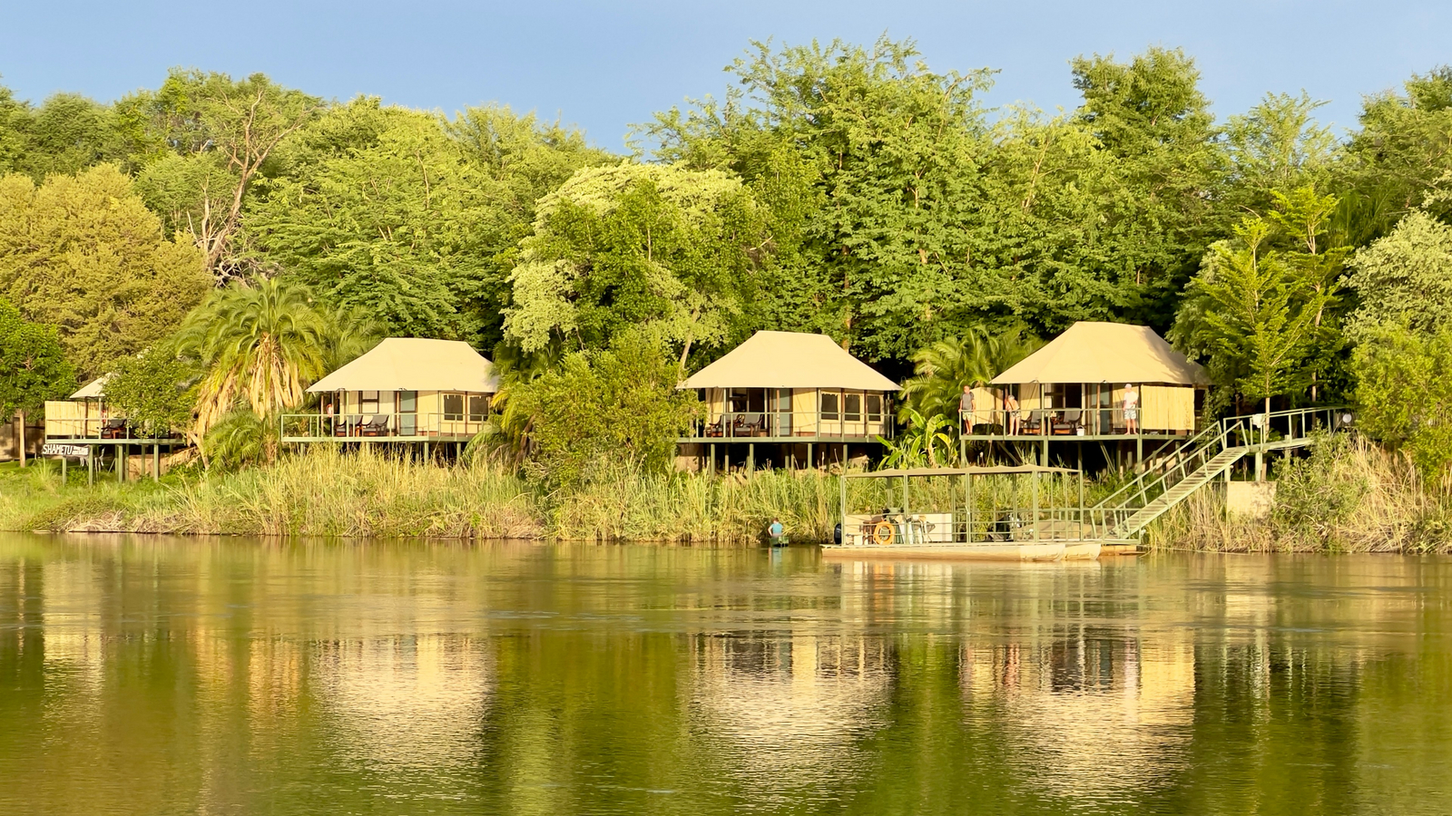 Shametu River Lodge Shametu River Lodge: Gästezelte am Fluss