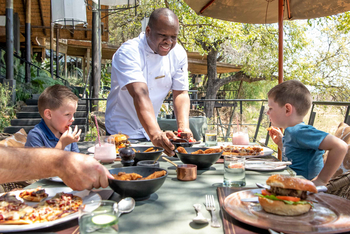Singita Castleton: Gäste genießen Mittagstafel unter Safari-Schirm