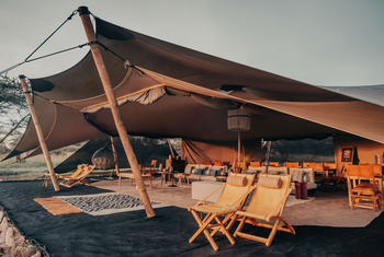 Wilderness Usawa Serengeti Camp: Abendlicht im Hauptzelt