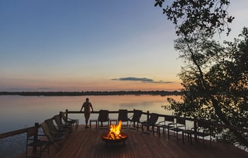 Xugana Island Lodge: Feuerstelle am Abend mit Stuhlkreis
