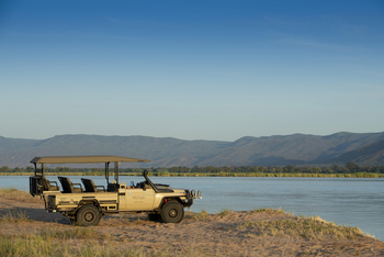 Zambezi Expeditions: Fahrzeug am Wasser