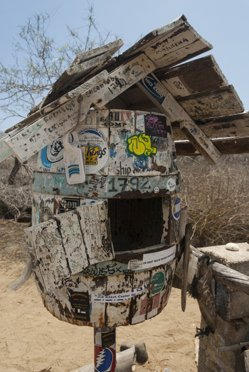 andBeyond Galapagos Explorer: Postfass mit Nachrichten unter Mittagssonne