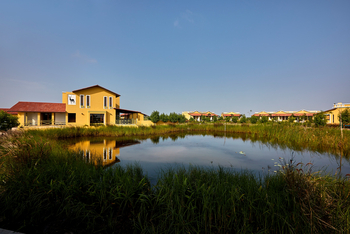 Blackbuck Safari Lodge: Teich auf dem Lodge-Areal