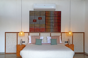 Bori Safari Lodge: Doppelbett mit Leuchten