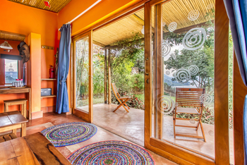 Chameleon Hill Forest Lodge: Terasse mit Sitzgelegenheit