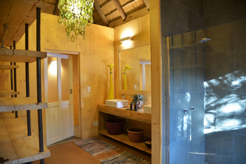 Chobe Bakwena Lodge Chobe Bakwena Lodge: Riverview Chalet - Gästebad