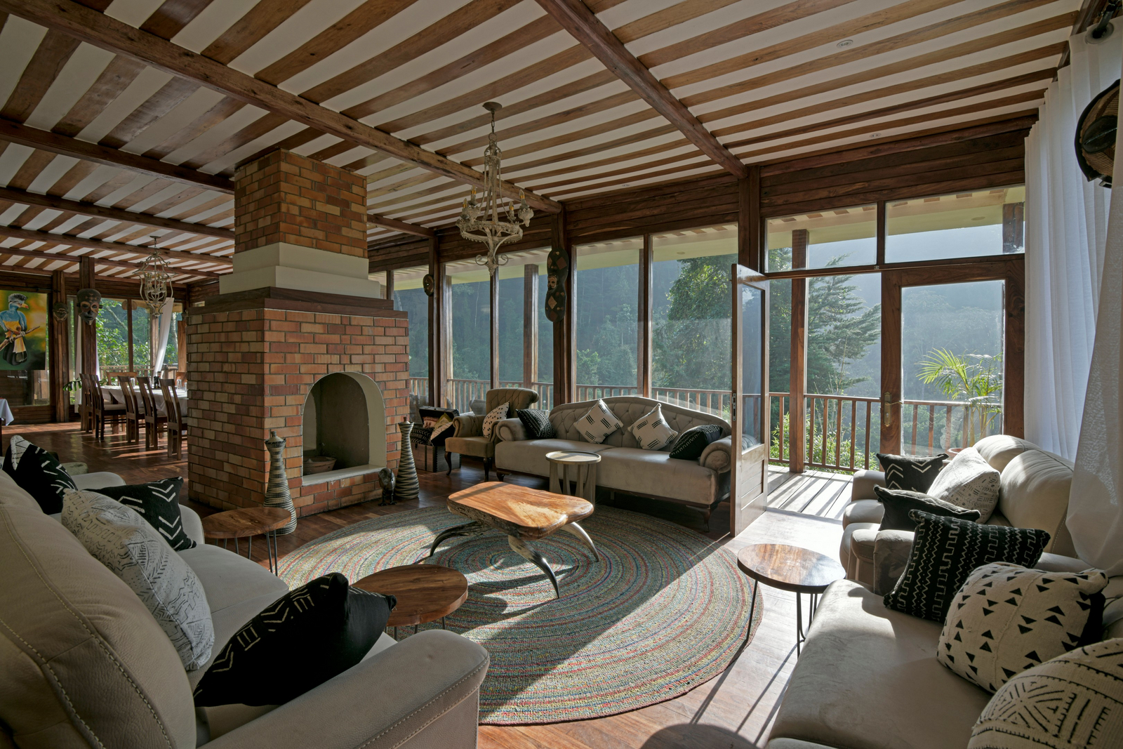 Four Gorillas Lodge Four Gorillas Lodge: Lounge mit Kamin