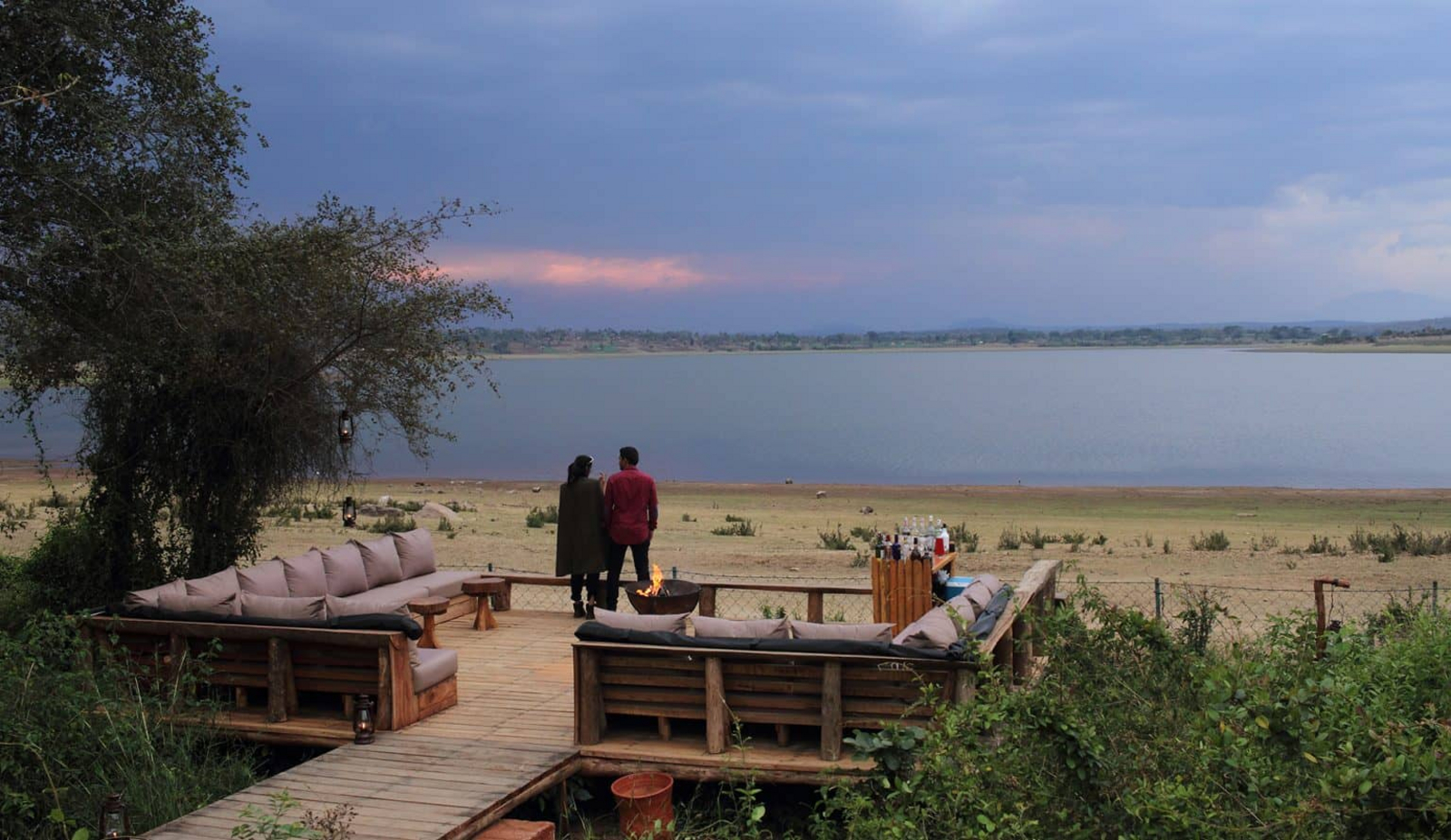 Evolve Back Kuruba Safari Lodge Evolve Back Kuruba Safari Lodge: Feuerplatz am Seeufer