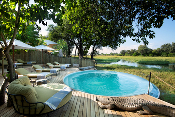 Khwai Leadwood Camp Khwai Leadwood Camp: Pool mit Liegestühlen