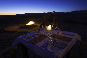 Kulala Desert Lodge: Dinner am Lagerfeuer