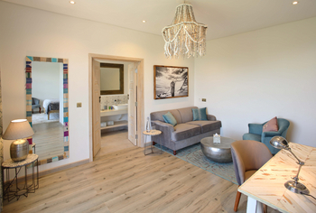 Latitude 0: Suite - Lounge mit Schreibtisch