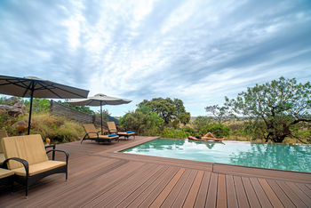 Lemala Kuria Hills Lodge: Liegestühle am Pool