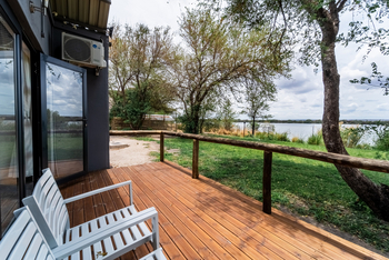 Lenyebi River Lodge: Veranda