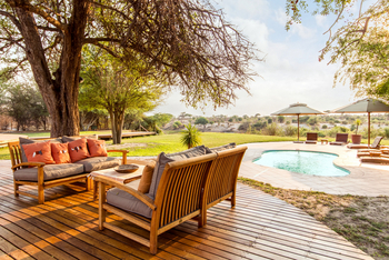 Leroo La Tau Lodge: Hauptgebäude - Pool und Deck