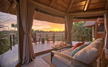Lion Camp Lion Camp: Sonnenuntergang vor einer Luxury Suite