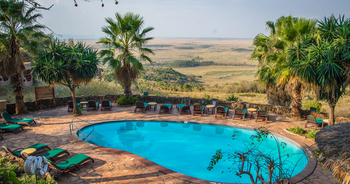 Mara Serena Safari Lodge: Pool mit Sonnenliegen