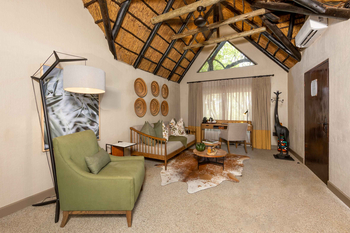 Sabi Sabi Bush Lodge: Elegante Lounge mit Giraffen-Skulptur