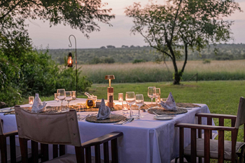 Savanna Lodge: Abendliches Buschdinner an gedeckter Tafel