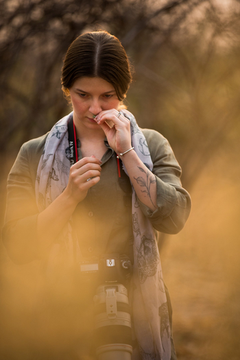 Sitatunga Private Island Camp: Frau am riechen