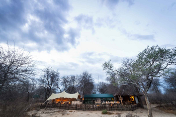 Tuskers Bush Camp: Zentraler Platz mit Zaun