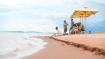 Bumi Hills Safari Lodge: Strand