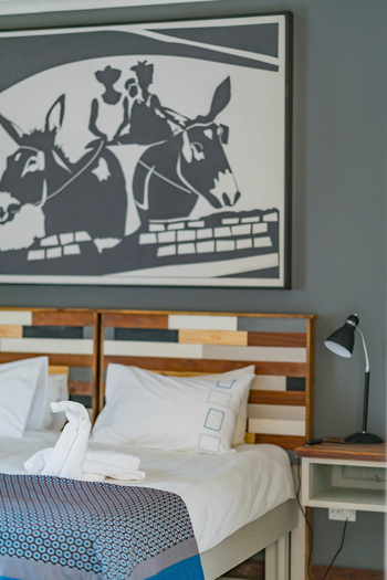 Damara Mopane Lodge: Bett mit Deko