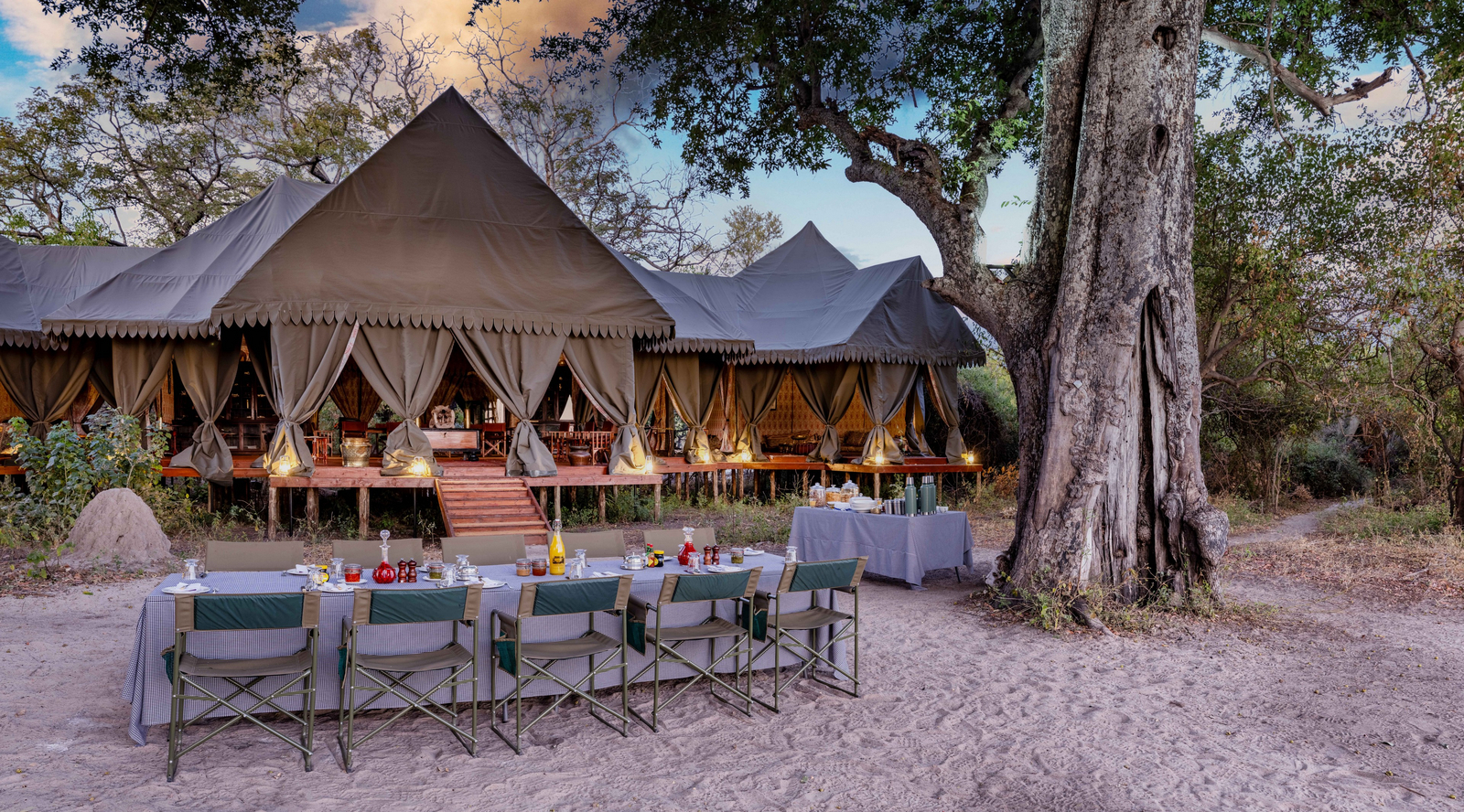 Duke's East Duke's East: Esstisch im Freien