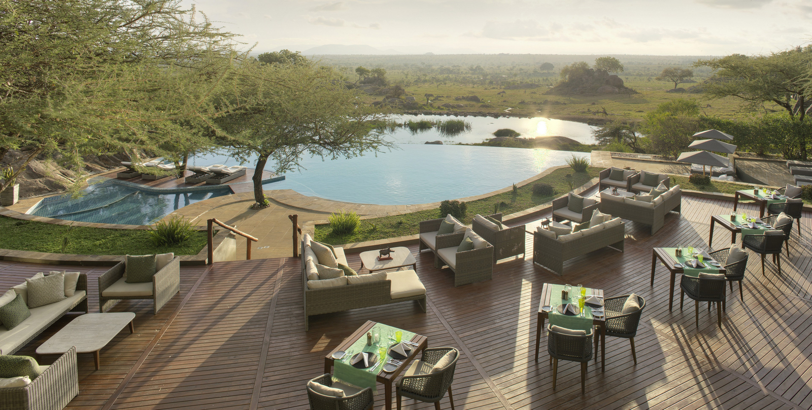 Four Seasons Safari Lodge Four Seasons Safari Lodge: Restaurantterrasse und Pool