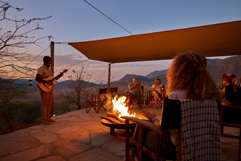 Mkomazi Wilderness Retreat: Abendliche Gitarrenklänge am knisternden Lagerfeuer