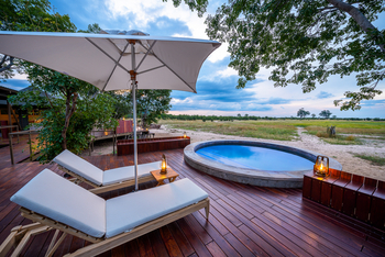 Muddy Teak Camp: Pool am Abend mit Laternen