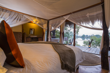 Mukambi Safari Lodge: Doppelbett und Flussblick