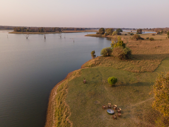 Nanzhila Lake Camp Nanzhila Lake Camp: Seelandschaft