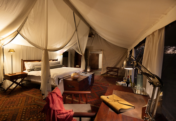 Okavango Explorers Camp Okavango Explorers Camp: Doppelbett und Schreibtisch