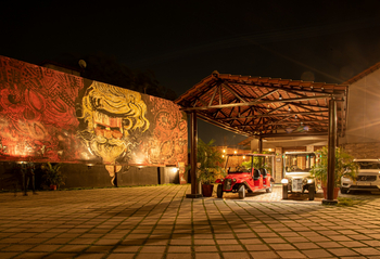 Om Vilas: Vorfahrt mit Wandgemälde