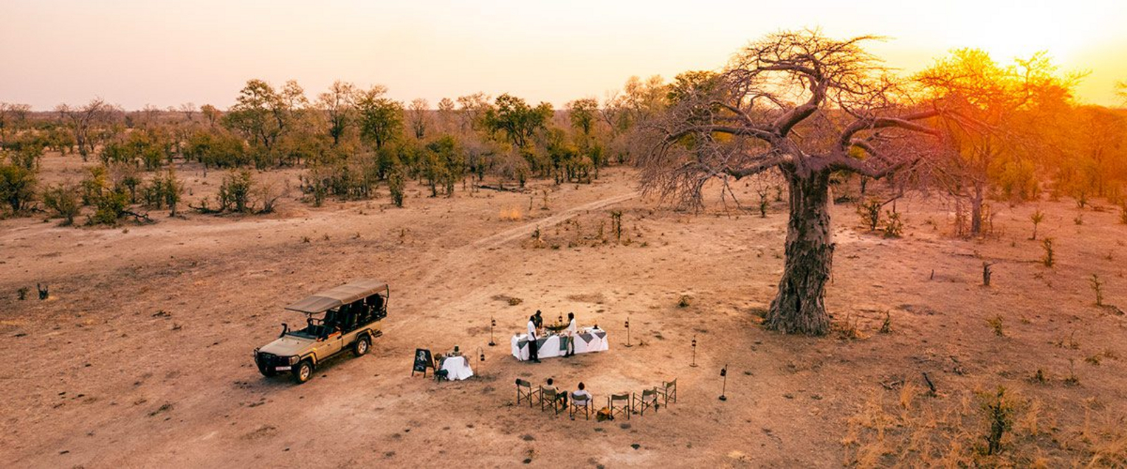 Puku Ridge Camp Puku Ridge Camp: Sundowner unter Baobab
