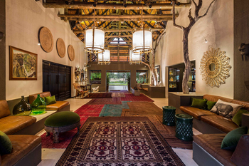 Sabi Sabi Bush Lodge: Offener Loungebereich mit grünem Ottoman