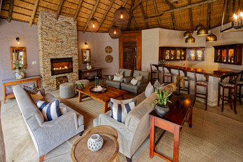 Savanna Lodge: Lounge mit Steinkamin und Barhockern