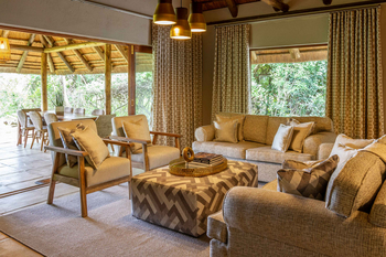 Savanna Lodge: Lounge mit gemustertem Ottoman und Pendelleuchten