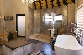 Twyfelfontein Country Lodge: Luxusbadezimmer