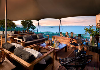 Bumi Hills Safari Lodge: Lounge mit Ausblick