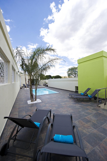 Galton House: Innenhof mit Pool