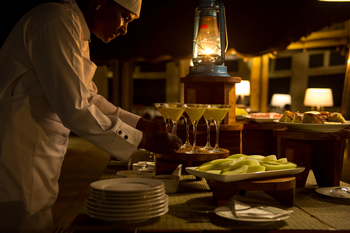 Kubu Kubu Tented Camp: Koch am Buffet