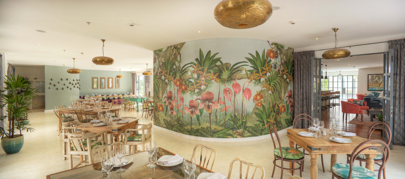 Latitude 0 Latitude 0: Speisesaal mit Orchideenfresco