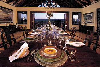 Mateya Safari Lodge: Eleganter Speisesaal bei Abenddämmerung