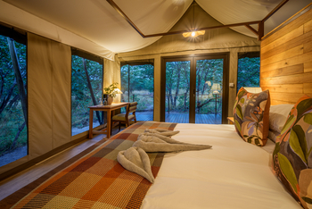 Muddy Teak Camp: Interior am Abend