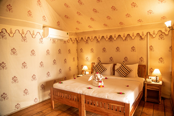 Om Vilas: Luxury Cottage - Doppelbett mit Nachttischen