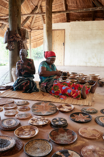 Sanctuary Chobe Chilwero Sanctuary Chobe Chilwero: Korbflechterinnen