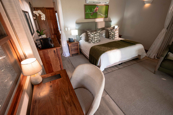 Savanna Lodge: Safari-Schlafzimmer mit Vogelbild und grünem Überwurf